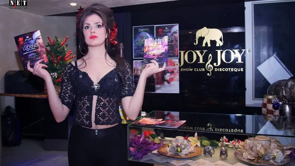  полагаться на сайт по подбору хостесс, а не на набрать персонал напрямую