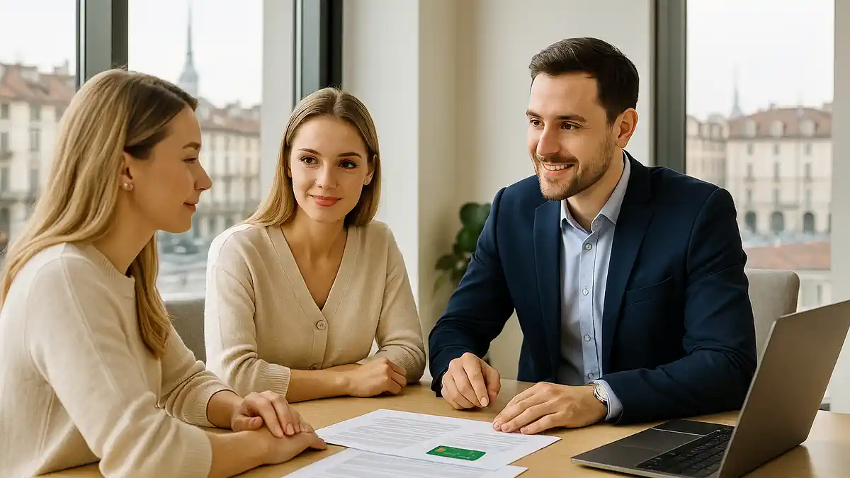 Русскоязычный ассистент помогает клиенту открыть банковский счёт в Италии в отделении банка в Турине
Современное отделение банка в Турине, за столом сидят русскоязычный клиент и консультант, они вместе просматривают документы для открытия счёта. В фоне видно логотип банка, банкомат и большие окна с видом на городской пейзаж. Атмосфера спокойная и деловая.