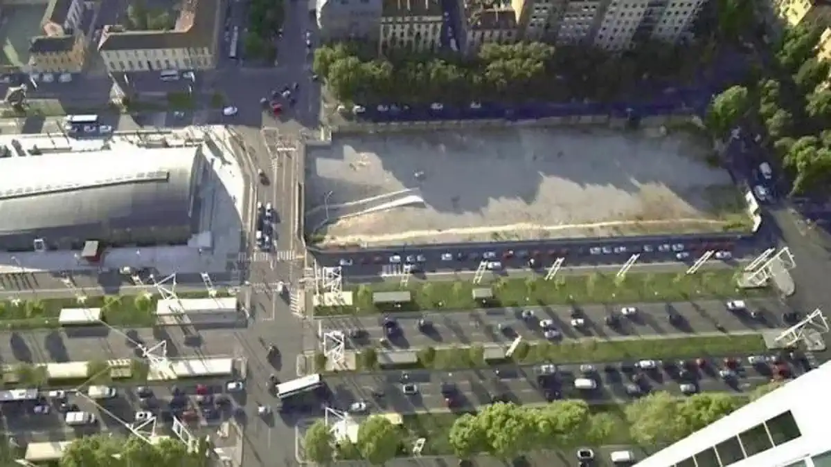 Пустующий участок 7000 м² в Porta Susa в центре Турина Заброшенная территория рядом с Porta Susa, Corso Bolzano: пустырь, временная парковка, контраст с современными зданиями района