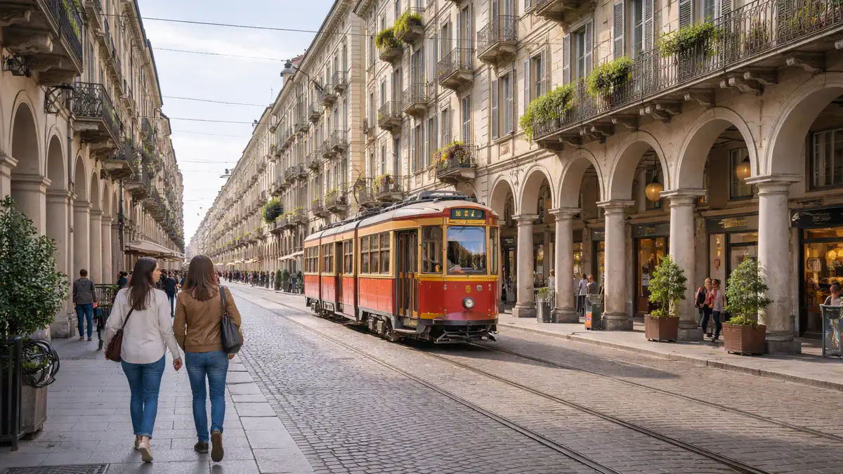 Районы Турина - подбор локации и квартиры без ошибок городской кадр Турина с жилым кварталом, улицей и трамваем